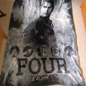 Four Divergent Throw Blanket